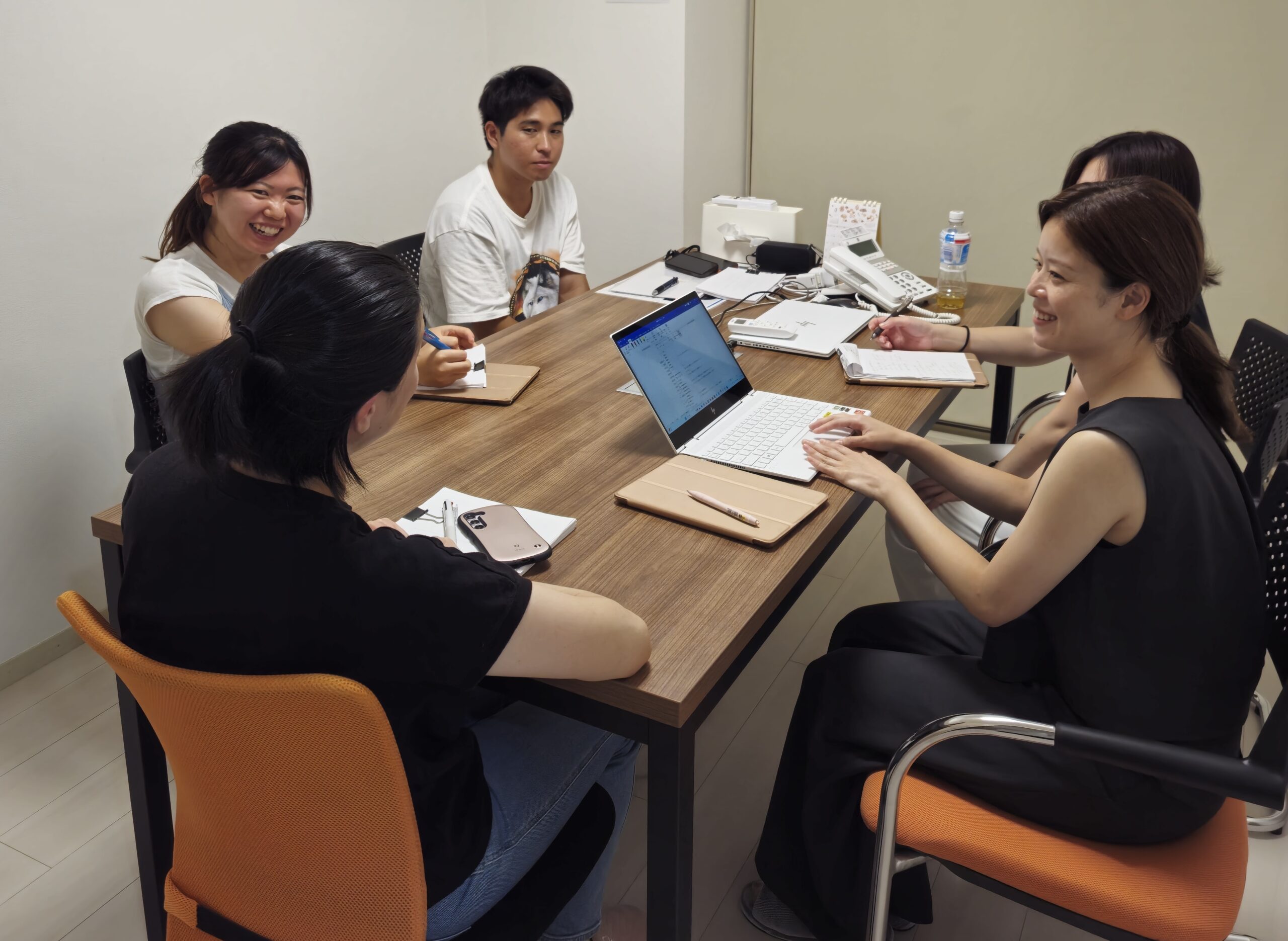 帰社後の記録と情報共有の様子