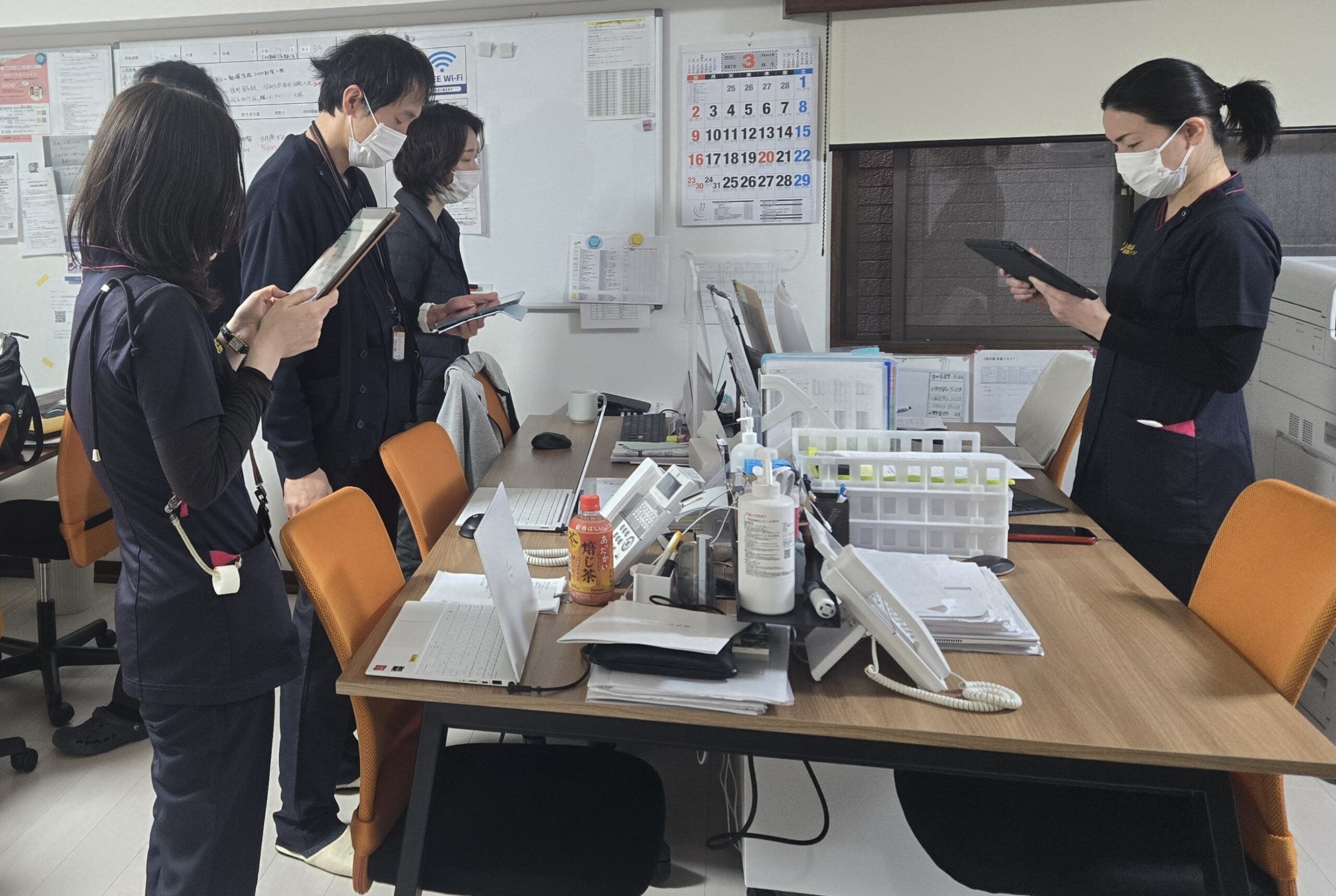 朝の申し送りと訪問準備の様子