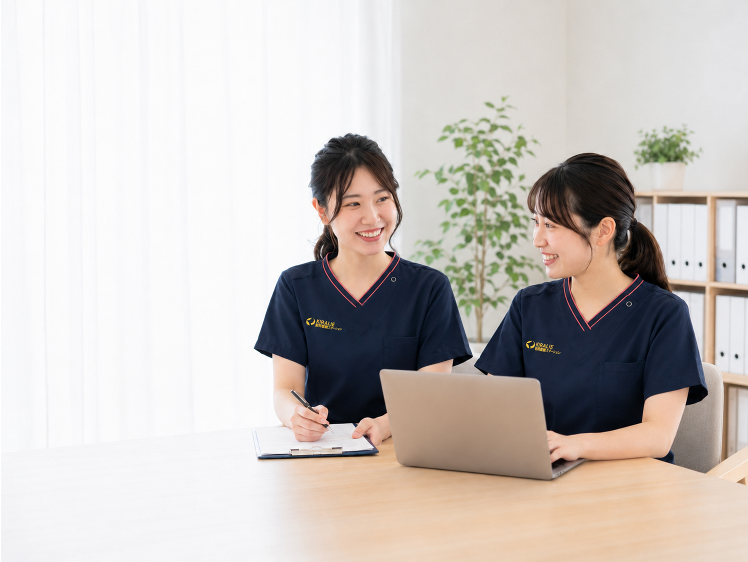 KIRALIEのスタッフが相談している様子