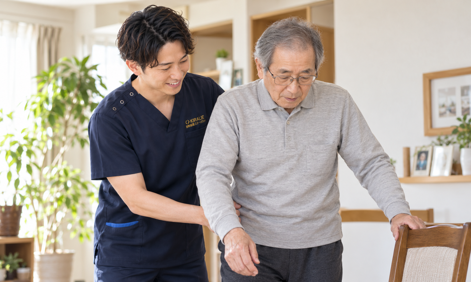 利用者様の立位動作を支援する理学療法士のイメージ